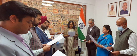 High Commissioner of India, Ms. Madhumita Hazarika Bhagat administered Preamble reading to all the officials in commemoration of Constitution Day of India and Azadi Ka Amrit Mahotsav (26 November 2021)